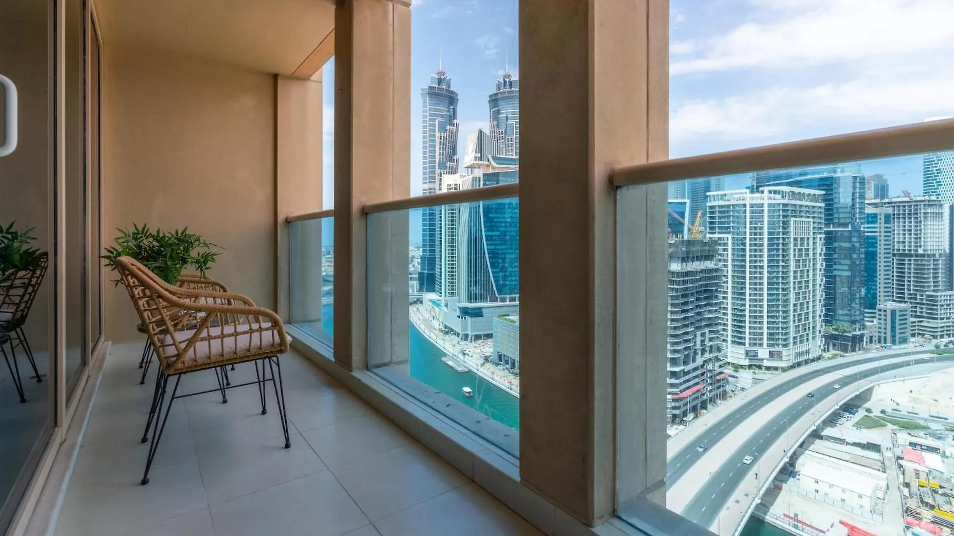 Bnbnova - 1Br - Panoramic Canal & Dubai Skyline View Apartment